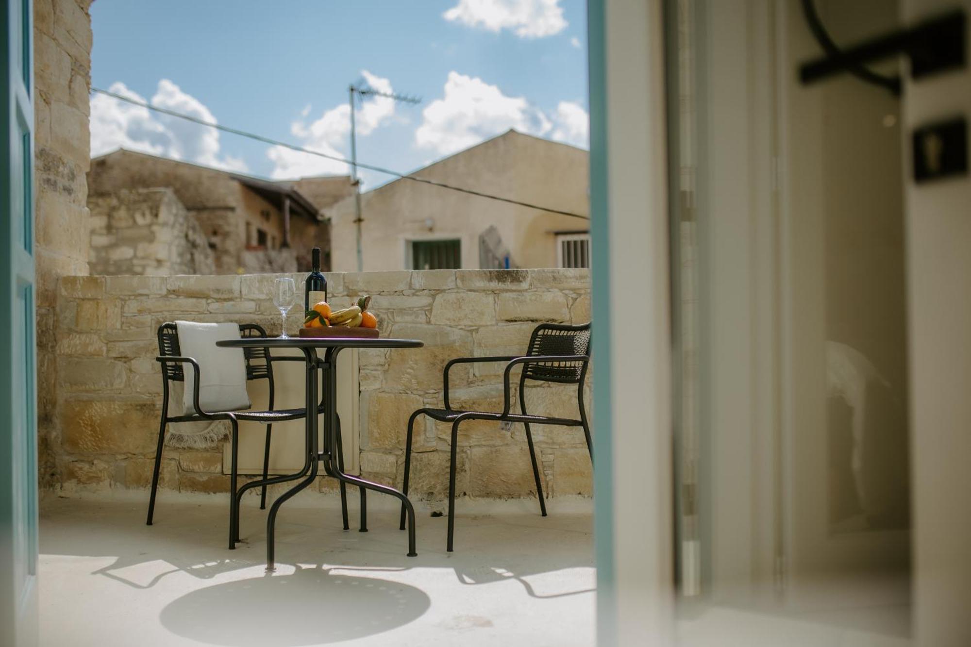 Smaragda'S Guest Rooms Limassol Luaran gambar