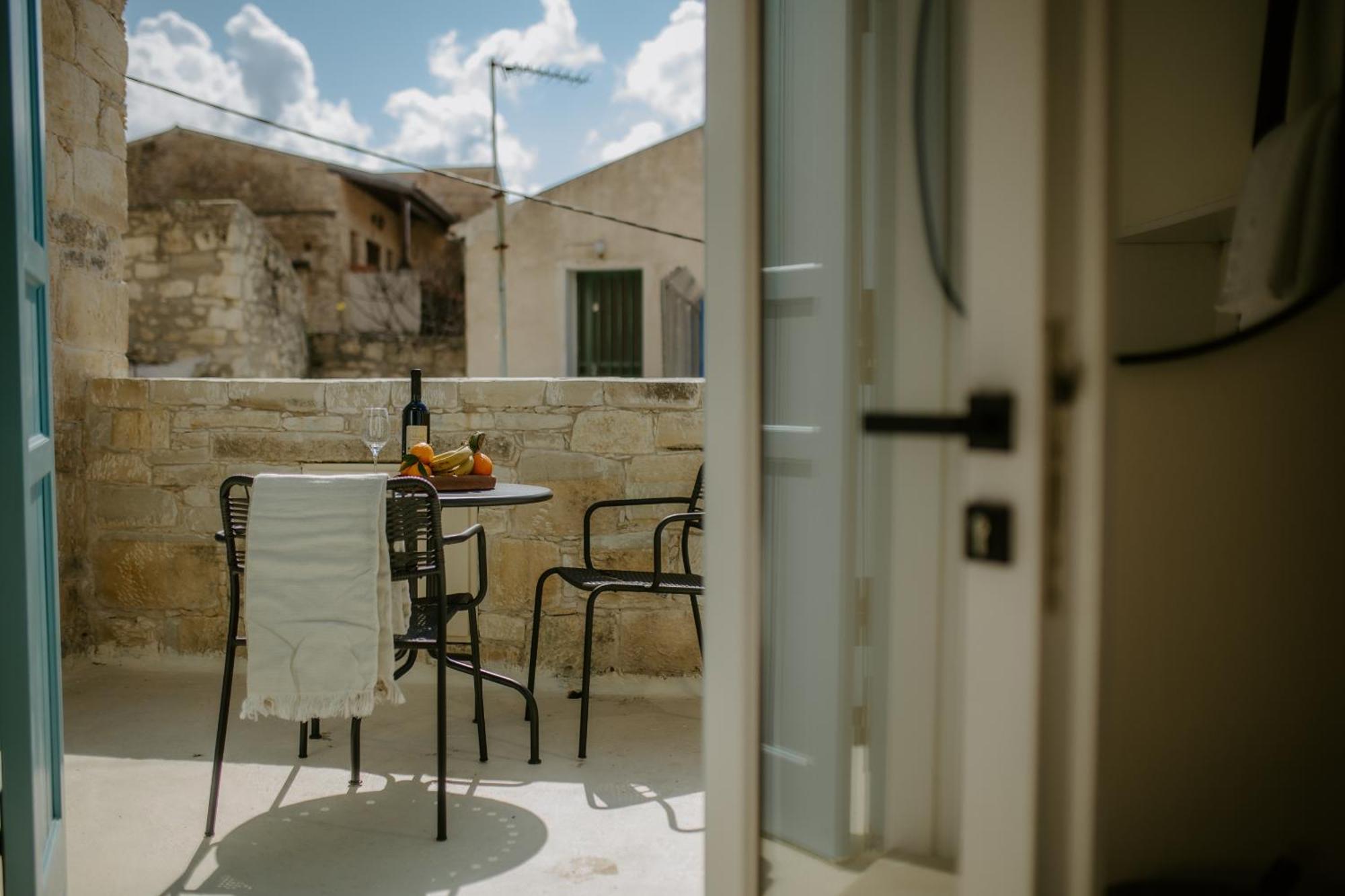 Smaragda'S Guest Rooms Limassol Luaran gambar